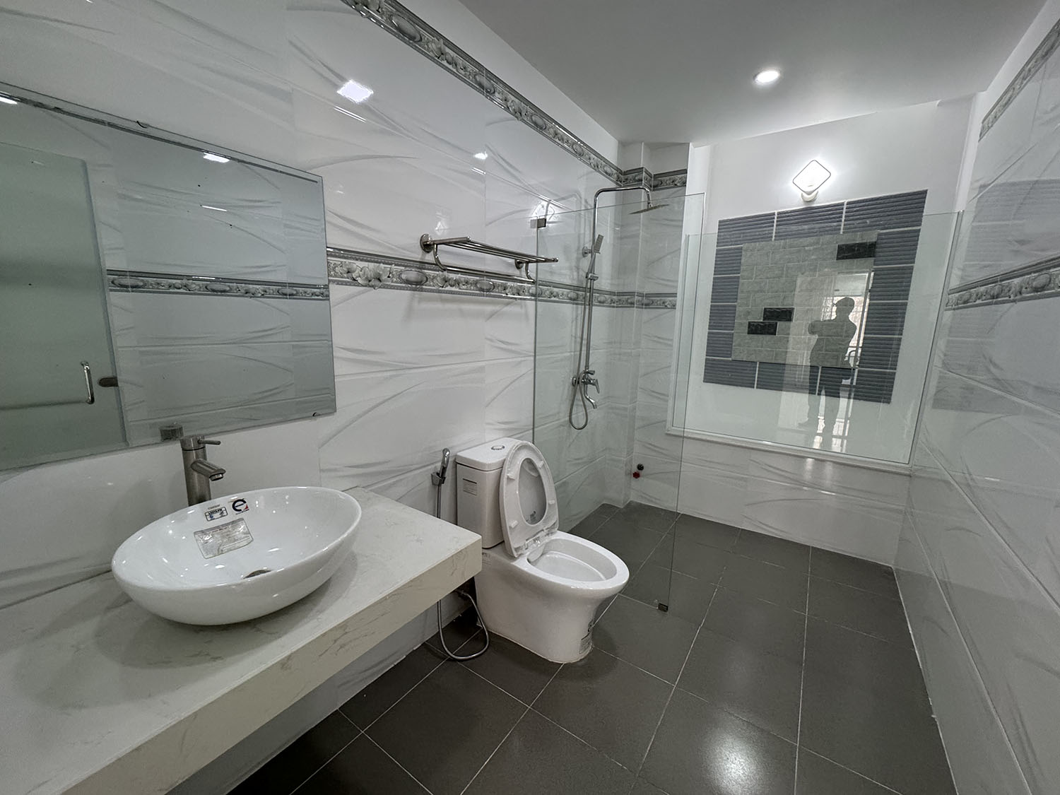 Nhà phố Trệt,3 lầu, sân thượng, mới 100%, 4 phòng ngủ, hẻm xe hơi đổ cửa khu VIP Nguyễn Thượng Hiền